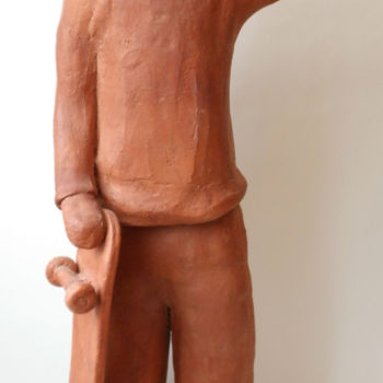 Sculptuur getiteld "SKATER - 63 cm" door Eva Rouwens, Origineel Kunstwerk, Terra cotta