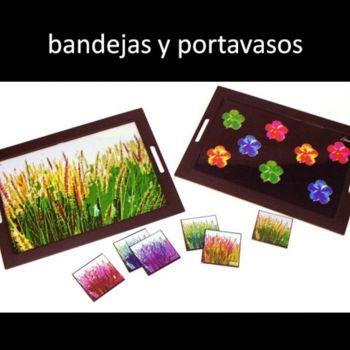 Arte digitale intitolato "bandejas, portavaso…" da Fabiana Flores Prieto, Opera d'arte originale