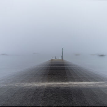Photographie intitulée "quai dans la brume" par Fabien Vanelslande, Œuvre d'art originale, Photographie manipulée