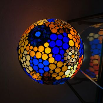 Handwerk mit dem Titel "Lampe boule en mosa…" von Fabienne Leblond, Original-Kunstwerk, Beleuchtung