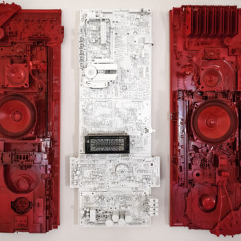 Скульптура под названием "White Noise Red Sil…" - Fanni Zsofia David, Подлинное произведение искусства, Металлы Установлен н…