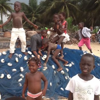 Photographie intitulée "Enfants Ivoiriens à…" par Fanny Touchet, Œuvre d'art originale