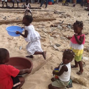Photographie intitulée "Enfants Ivoiriens à…" par Fanny Touchet, Œuvre d'art originale