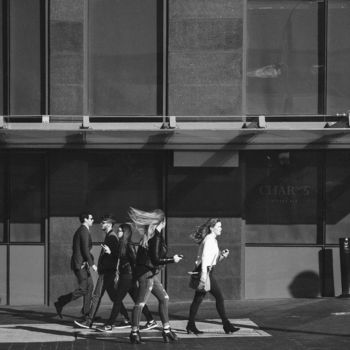 Photographie intitulée "Downtown lunch brea…" par Farzad Frames, Œuvre d'art originale, Photographie numérique