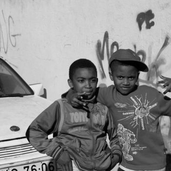 Photographie intitulée "os meninos da rua" par Federico Saracini, Œuvre d'art originale