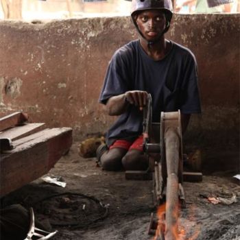 Photographie intitulée "Blacksmith assistant" par Federico Saracini, Œuvre d'art originale