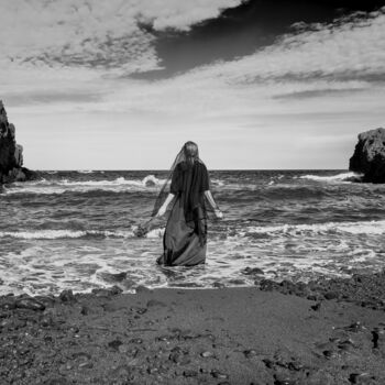 Photographie intitulée "The widow of the sea" par Fernando David Amador De Paz, Œuvre d'art originale, Photographie numérique