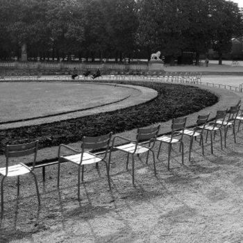 Photographie intitulée "Chaises du matin au…" par Francois-Henri Louchet, Œuvre d'art originale