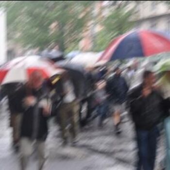 Photographie intitulée "Defile sous pluie b…" par Francois-Henri Louchet, Œuvre d'art originale