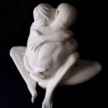 Скульптура под названием "embracing love" - Anton Yavny, Подлинное произведение искусства, Пластмасса