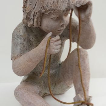 Sculpture intitulée "L'Enfant au lacet" par Jeanine Fitou Valens, Œuvre d'art originale, Terre cuite