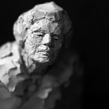 「Clay Face 3」というタイトルの彫刻 Fleur Elise Nobleによって, オリジナルのアートワーク, テラコッタ