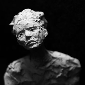 「Clay Face 27」というタイトルの彫刻 Fleur Elise Nobleによって, オリジナルのアートワーク, テラコッタ