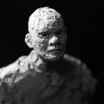 Skulptur mit dem Titel "Clay Faces 33" von Fleur Elise Noble, Original-Kunstwerk, Terra cotta