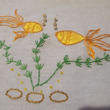 Textielkunst getiteld "GOLD FISH" door Flower Planet, Origineel Kunstwerk, Borduurwerk