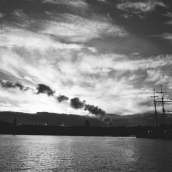 Photographie intitulée ""Ship under the bla…" par Andrei Korolev, Œuvre d'art originale, Photographie argentique
