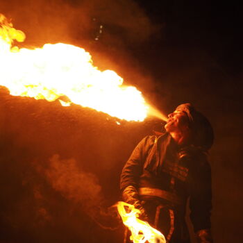 Fotografia zatytułowany „Cracheur de feu” autorstwa Florence Pouget-Landrieu, Oryginalna praca, Fotografia cyfrowa