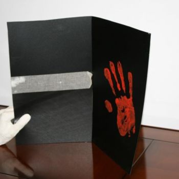 Scultura intitolato "libro nero con mano…" da Francesco Mestria, Opera d'arte originale
