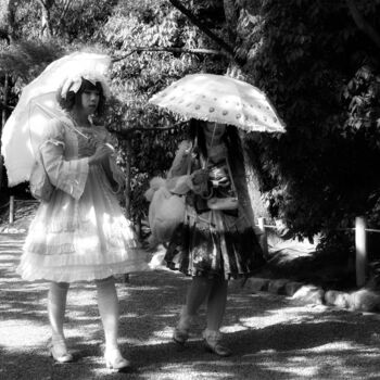 Photographie intitulée "Jeunes filles march…" par Franck Sanz, Œuvre d'art originale, Photographie non manipulée