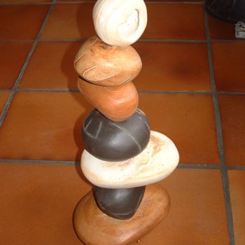 Scultura intitolato "cairn ou l'équilibr…" da Francoise Favre, Opera d'arte originale, Ceramica