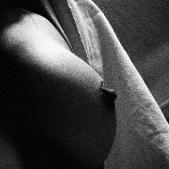 Photographie intitulée "etude sein au tissus" par François Tamalet, Œuvre d'art originale