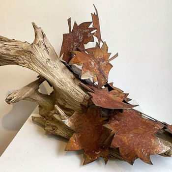 Skulptur mit dem Titel ""Fall" von Fraser Paterson, Original-Kunstwerk, Holz