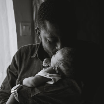 Photographie intitulée "Papa and baby" par Frebeny Kizeka, Œuvre d'art originale, Photographie numérique