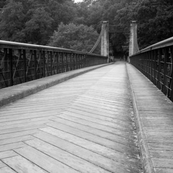 Fotografie getiteld "Vieux pont suspendu" door Frédéric Duchesnay, Origineel Kunstwerk, Film fotografie