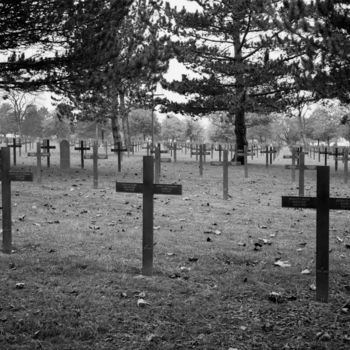 Photographie intitulée "Les croix noires" par Frédéric Duchesnay, Œuvre d'art originale, Photographie argentique