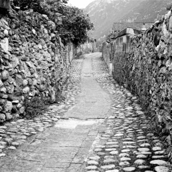 Photography titled "Ruelle entre les mu…" by Frédéric Duchesnay, Original Artwork, Analog photography