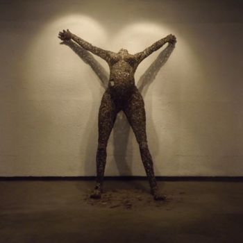 Sculpture intitulée "Celle qui a bravé l…" par Freddy Tsimba, Œuvre d'art originale