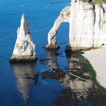 Photography titled "Etretat - Falaise d…" by Frederic Tomás (fred tomás), Original Artwork, Digital Photography Mounted on A…