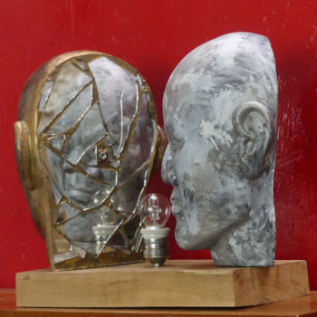 「Lampe Janus」というタイトルの彫刻 Frederique De Meesterによって, オリジナルのアートワーク, 樹脂