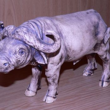 雕塑 标题为“Kaffernbüffel” 由Jaquelin Und Manfred Freiberger, 原创艺术品, 陶瓷