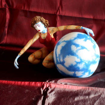 Sculpture intitulée "et le monde bleu.jpg" par Gabriel Casas, Œuvre d'art originale, Papier mâché