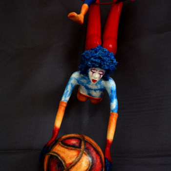 Sculpture titled "Dans l’équilibre av…" by Gabriel Casas, Original Artwork, Paper maché