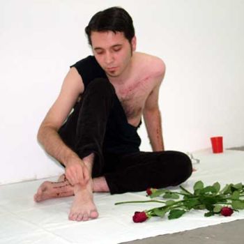 Aufbau mit dem Titel "Consumed By The Rose" von Gabrijel Savic Ra, Original-Kunstwerk