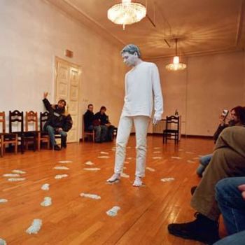 Installation intitulée "Dancing Footsteps" par Gabrijel Savic Ra, Œuvre d'art originale