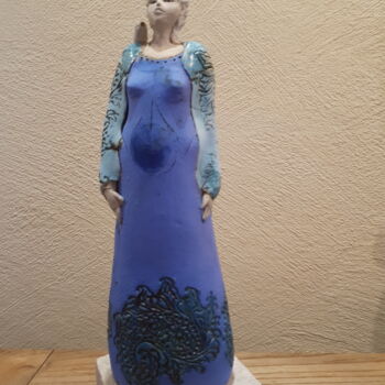 Sculpture intitulée "Girl (Blue with Bir…" par Gaby Pühmeyer, Œuvre d'art originale, Céramique
