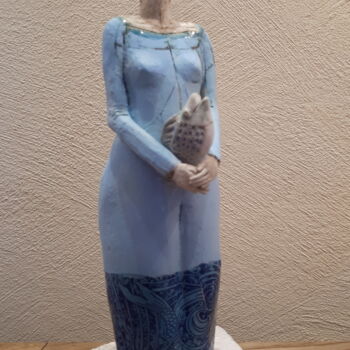 Sculpture intitulée "Girl (Blue with Fis…" par Gaby Pühmeyer, Œuvre d'art originale, Céramique