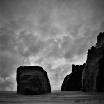 Photographie intitulée "A un jet de pierre,…" par Gaspard De Gouges, Œuvre d'art originale, Photographie numérique
