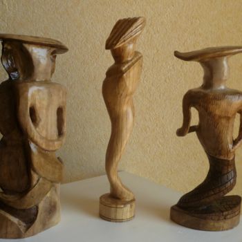 Sculpture titled "Trois reines et une…" by Yerry, Original Artwork, Wood