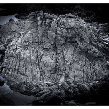 Photographie intitulée "LE ROCHER" par Gérard Bertrand, Œuvre d'art originale, Photographie numérique