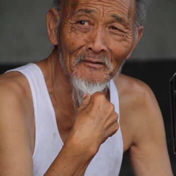 Photographie intitulée "Viel homme chinois" par Gérard Capron (G.CAPRON), Œuvre d'art originale, Photographie numérique