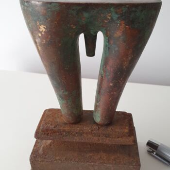 Sculpture titled "L'entre jambes" by Gérard Cyne, Original Artwork, Bronze