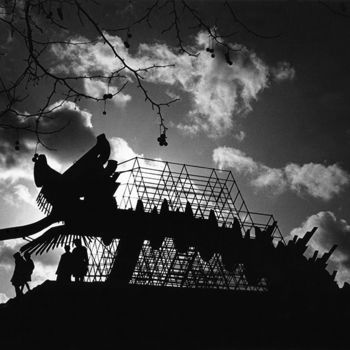 Photographie intitulée "Dragon à la Villette" par Gérard Vouillon, Œuvre d'art originale