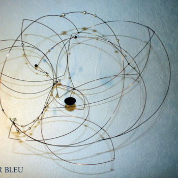 Sculpture titled "Le cœur bleu,  mobi…" by Ghislaine Batteur, Original Artwork, Metals