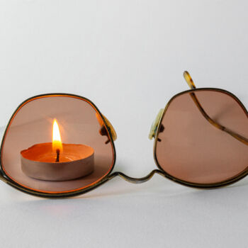 Fotografia intitolato "occhiali e candela" da Giancarlo Biscardi, Opera d'arte originale, Fotografia digitale
