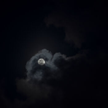 Photographie intitulée "la luna dietro le n…" par Giancarlo Biscardi, Œuvre d'art originale, Photographie numérique