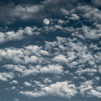 Fotografia intitolato "luna e nuvole" da Giancarlo Biscardi, Opera d'arte originale, Fotografia digitale